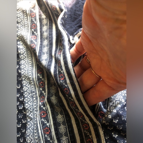 Lucky brand top. SZ small. Wrap style. Blues - Picture 9 of 10